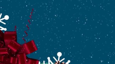 Kar yağışının animasyonu ve mavi arka planda Noel ağacı. Noel, kış, gelenek ve kutlama konsepti dijital olarak oluşturulmuş video.