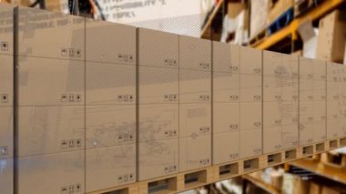 Taşıyıcı banttaki karton kutuların üzerinde veri işleme animasyonu. küresel sevkiyat, dağıtım ve veri işleme kavramı dijital olarak oluşturulmuş video.