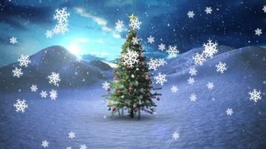 Kış manzarasında Noel ağacının üzerine düşen kar animasyonu. Noel, kış, gelenek ve kutlama konsepti dijital olarak oluşturulmuş video.