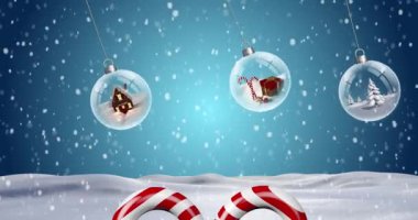 Yılbaşı süslemelerinin üzerine düşen karlı bir animasyon. Noel, gelenek ve kutlama konsepti dijital olarak oluşturuldu.