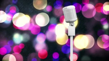 Retro beyaz mikrofon renkli ışık noktalarına karşı siyah arkaplan. müzik etkinliği ve kutlama konsepti