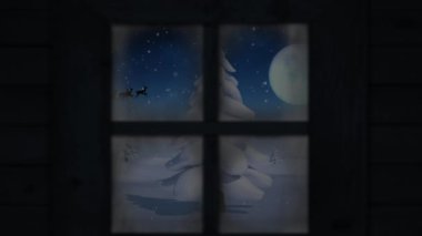 Kar yağmasına karşı pencere ve kışın ren geyikleri tarafından çekilen Noel Baba. Noel şenliği ve kutlama konsepti