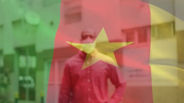 Animazione Bandiera Del Camerun Sventola Sull Uomo Indossando Maschera Facciale — Video Stock