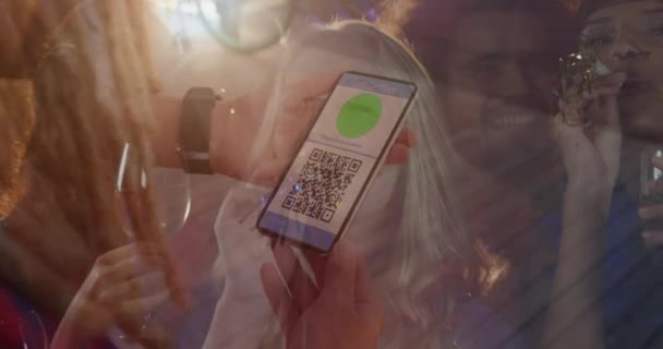 Animace Člověka Držícího Smartphone Covid Vakcinační Pas Nad Lidmi Baví — Stock video