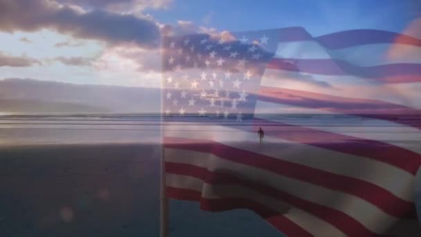 Amerika Birleşik Devletleri Bayrağının Canlandırması Bulutlu Mavi Gökyüzü Ile Plajda — Stok video