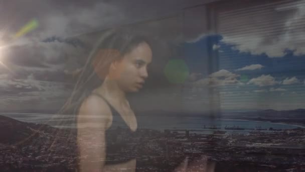 Composite Femme Métissée Avec Dreadlocks Courir Paysage Côtier Avec Ciel — Video