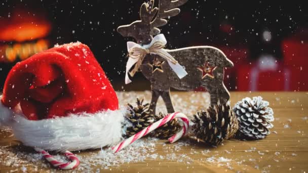 Çam Kozalaklarının Üzerine Kar Yağan Şeker Kamışı Noel Baba Şapkası — Stok video