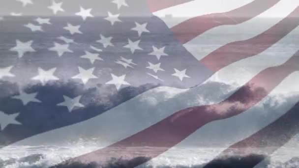 アメリカの国旗のアニメーションが海上で吹いている 愛国心とお祝いの概念デジタルで生成されたビデオ — ストック動画