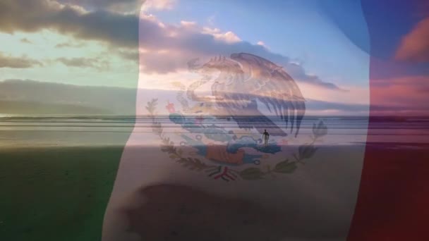 Animation Flagga Mexico Vinka Över Person Stranden Molnigt Blå Himmel — Stockvideo