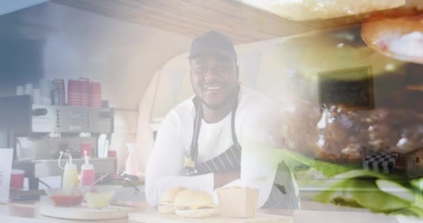 Compuesto Sonriente Chef Afroamericano Hamburguesa Patriotismo Dieta Concepto Celebración Vídeo — Vídeos de Stock