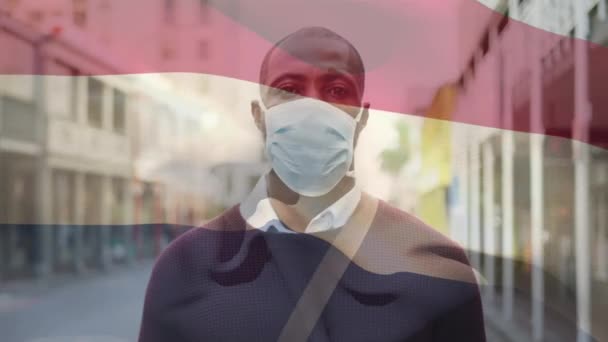Animation Flaggan Underlandet Viftar Över Mannen Bär Ansiktsmask Covid Pandemi — Stockvideo