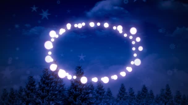 Rosa leuchtende dekorative Elfenlichter vor der Silhouette von Bäumen und dem Nachthimmel. Weihnachtsfeier und Festkonzept