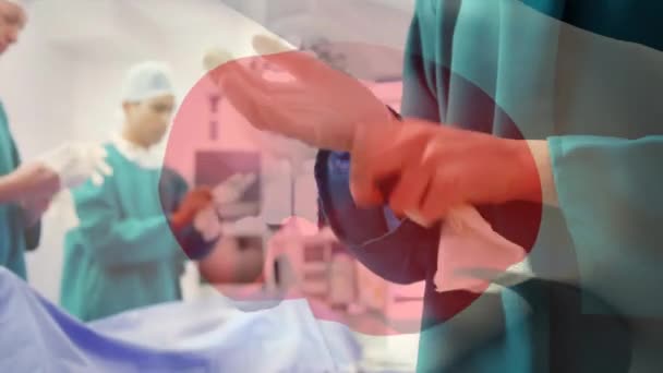 动手术时 日本国旗在外科医生面前飘扬 全球医学 围产期保健服务 数码制作的19种流行病概念视频 — 图库视频影像