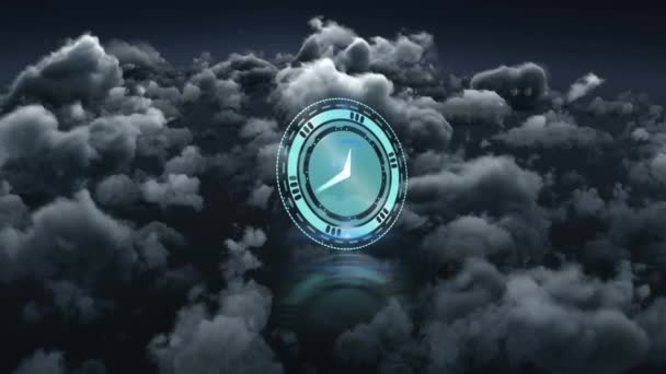 曇った空に手を動かす時計のアニメーション デジタルインターフェース技術の概念デジタルで生成されたビデオ — ストック動画
