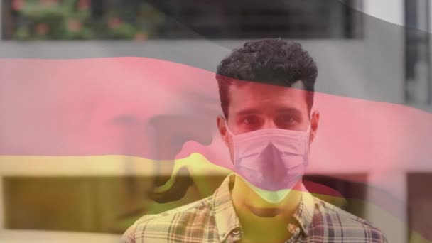 Covid Salgını Sırasında Maskeli Bir Adamın Üzerinde Sallanan Alman Bayrağının — Stok video