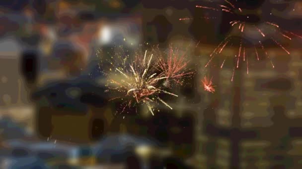 Évszakok Köszöntik Sms Tűzijáték Felett Ami Éjszakai Városképre Néz Karácsonyi — Stock videók