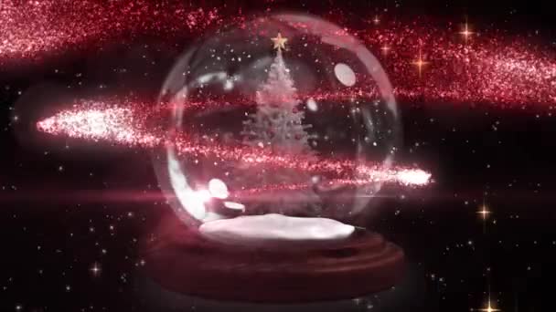 黒い背景の輝く星に対して雪の地球のクリスマスツリーの周りの赤い流れ星 クリスマス フェスティバルとお祝いのコンセプト — ストック動画