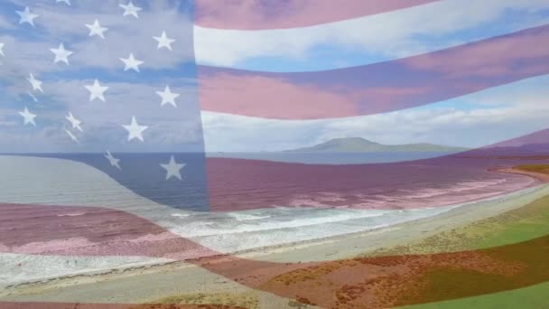 Animacja Flagi Stanów Zjednoczonych Wieje Nad Morskim Krajobrazem Plaży Podróże — Wideo stockowe