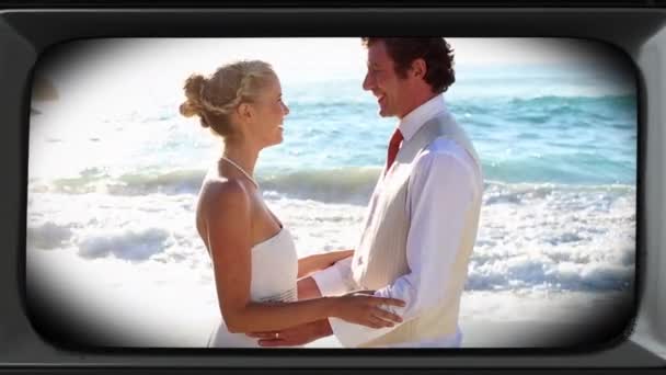 Animation Couple Heureux Jour Mariage Plage Sur Écran Télévision Rétro — Video