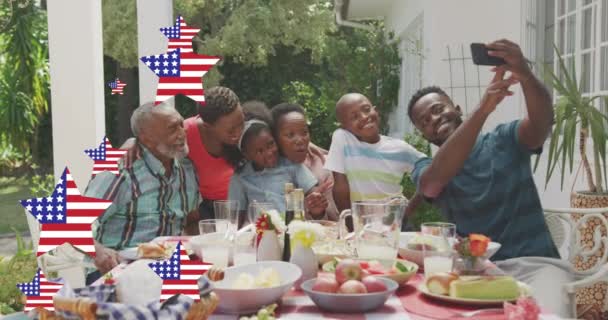 美国国旗飘扬在微笑的非洲裔美国家庭之上的星辰的动画 美国的爱国主义 独立和庆祝概念数码视频 — 图库视频影像