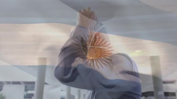 Анимация Флага Аргентины Размахивающего Над Человеком Маске Время Пандемии Ковида — стоковое видео