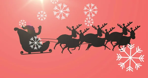 スノーフレークのデジタル画像は トナカイに引っ張られ オレンジの背景に明るい光のスポットでそりでサンタクラスの黒いシルエットに落ちています クリスマスお祝い — ストック写真