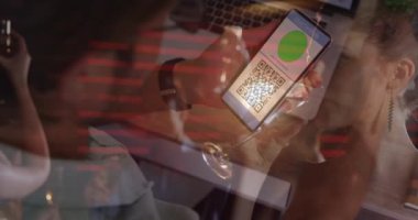 19 aşılı akıllı telefonu elinde tutan adamın animasyonu insanların eğlenmesine karşı. küresel covid 19 salgın ve aşı konsepti dijital olarak oluşturulmuş video.