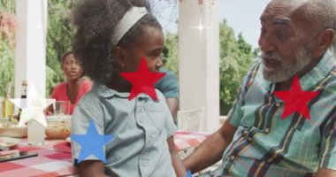 Afro-Amerikan büyükbabası ve torunu üzerinde bayrak renginde yıldızların canlandırılması. Amerikan vatanseverliği, bağımsızlık ve kutlama konsepti dijital olarak oluşturulmuş video.