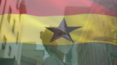 Gana bayrağının covid 19 salgını sırasında yüz maskesi takan kadının üzerinde dalgalanması. küresel covid 19 salgın konsepti dijital olarak oluşturulmuş video.