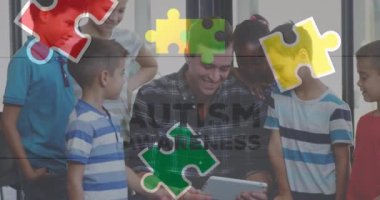 Renkli yapboz parçalarının animasyonu ve elektronik aletler kullanan çocuk ve insan üzerindeki otizm metinleri. otizm, öğrenme güçlüğü, destek ve farkındalık kavramı dijital olarak oluşturulmuş video.