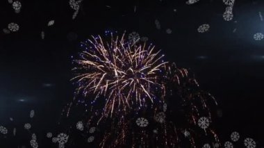 Karların düşüşünün animasyonu ve karanlık arka planda havai fişekler. Noel, gelenek ve kutlama konsepti dijital olarak oluşturuldu.