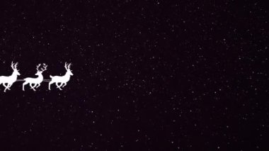 Kızakla Noel Baba 'nın üzerine yağan kar ren geyikleri tarafından siyah arka plana çekiliyor. Noel şenliği ve kutlama konsepti