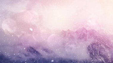 Ağaçlarla kaplı kış manzarasına düşen ışık ve kar lekeleri. Noel şenliği ve kutlama konsepti