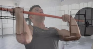Halter kaldıran beyaz bir adam ve spor salonunun birleşimi. sağlık, zindelik ve refah konsepti dijital olarak oluşturulmuş video.