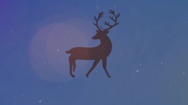 Kar yağıyor ve mavi arka planda yürüyen ren geyiği siluetinin üzerinde ışık lekeleri var. Noel şenliği ve kutlama konsepti