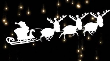 Noel Baba kızakta ren geyikleri tarafından siyah arka plana düşen yıldız simgelerinin üzerine çekiliyor. Noel şenliği ve kutlama konsepti