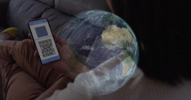 Animasyon, elinde dünya üzerinde 19 adet aşı pasaportu olan akıllı telefon tutan bir kadın. küresel covid 19 salgın ve aşı konsepti dijital olarak oluşturulmuş video.