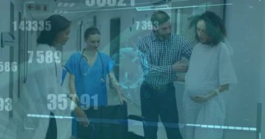 Stetoskoplu doktorlar üzerinde Coronavirus hücresi ve veri işleme animasyonu. Dijital olarak üretilen video pandemik konsept covid 19 sırasında tıbbi hizmetler ve araştırma.