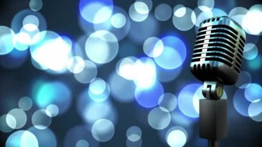Retro metalik mikrofon, mavi arka plandaki ışık noktalarına karşı. müzik etkinliği ve kutlama konsepti