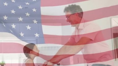 Amerikan bayrağının mutlu beyaz baba ve kızının dalgalanması. Amerikan vatanseverliği, bağımsızlık ve kutlama konsepti dijital olarak oluşturulmuş video.