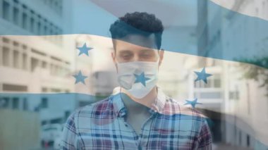Covid 19 salgını sırasında yüz maskesi takan adamın üzerinde sallanan Honduras bayrağı animasyonu. küresel covid 19 salgın konsepti dijital olarak oluşturulmuş video.