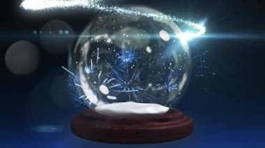 Kayan yıldızların ve kar küresinin karanlık arka planda havai fişeklerin üzerinde Noel ağacı ile canlandırılması. Noel, gelenek ve kutlama konsepti dijital olarak oluşturuldu.