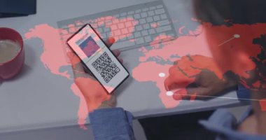 Dünya haritası üzerinde canlı 19 aşı pasaportlu akıllı telefonu tutan adamın animasyonu. küresel covid 19 salgın ve aşı konsepti dijital olarak oluşturulmuş video.