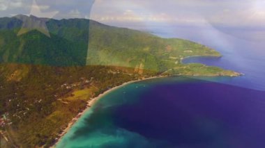 Sahilde dalgalanan Şili bayrağının canlandırması. seyahat, tatiller, vatanseverlik ve dijital olarak üretilen video konsepti.