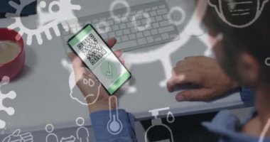 Koronavirüs simgelerinin üzerinde 19 aşılı pasaportlu akıllı telefonu tutan adamın animasyonu. küresel covid 19 salgın ve aşı konsepti dijital olarak oluşturulmuş video.