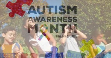 Otizm 'in animasyonu farkındalık metni ve renkli yapboz parçaları, mutlu çocukları oynamaktan daha önemli. otizm, öğrenme güçlüğü, destek ve farkındalık kavramı dijital olarak oluşturulmuş video.