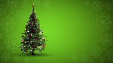 Yeşil arka planda Noel ağacının üzerine düşen kar animasyonu. Noel, kış, gelenek ve kutlama konsepti dijital olarak oluşturulmuş video.