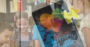 Renkli yapboz parçalarının animasyonu ve elektronik cihazlar kullanan çocuklar yerine kalp. otizm, öğrenme güçlüğü, destek ve farkındalık kavramı dijital olarak oluşturulmuş video.