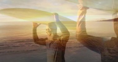 Gün batımında sahilde sörf tahtası ve sörf tahtası taşıyan mutlu yaşlı çiftin birleşimi. Sağlıklı emeklilik, zindelik ve refah konsepti dijital olarak oluşturulmuş video.