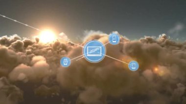 Bulutların üzerinde dizüstü bilgisayarları ve akıllı telefonları olan ikonların bağlantı ağının animasyonu. küresel bağlantılar, dijital arayüz ve teknoloji konsepti dijital olarak oluşturulmuş video.